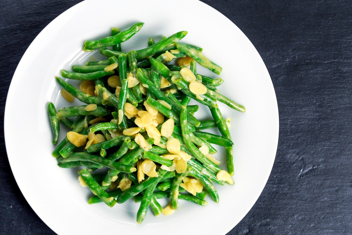Green beans with almonds with a light and creamy dairy-free sauce - plant-based, gluten-free and vegan recipe