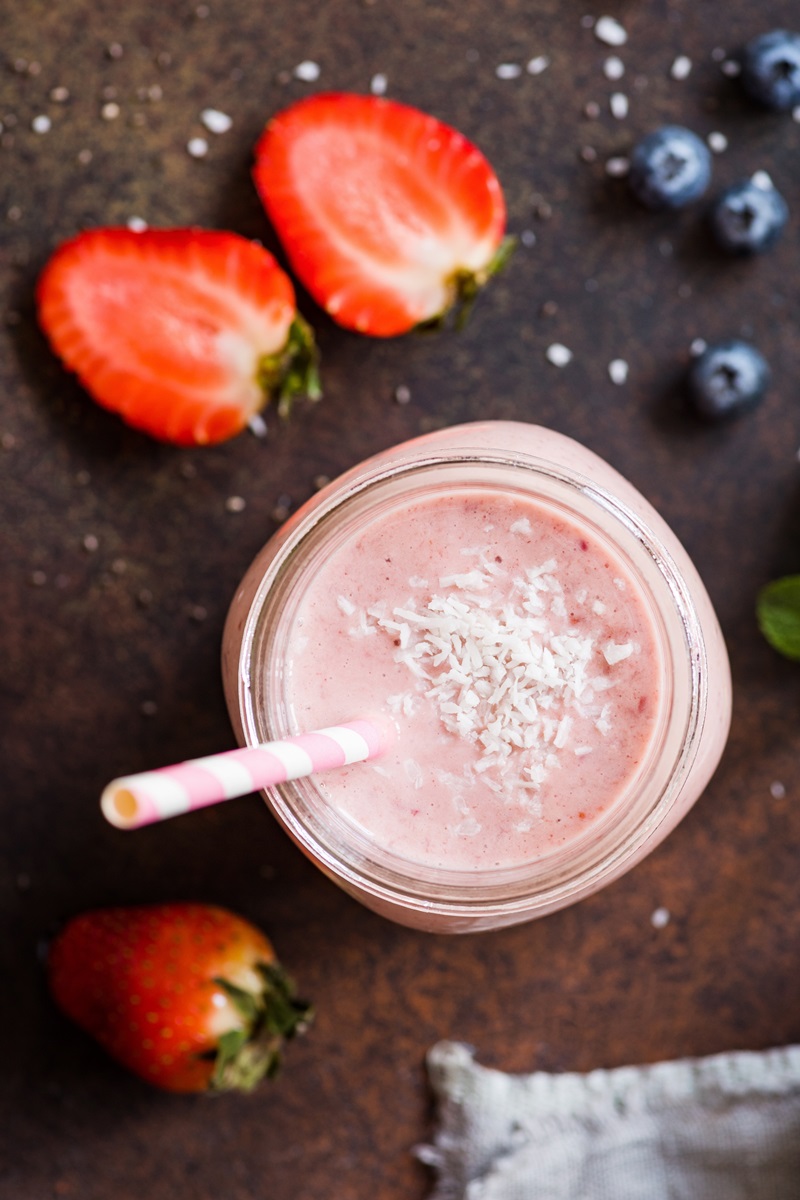 Berry Coconut Protein Shake Rezept - Milchfreier gesunder Smoothie trifft Milchshake