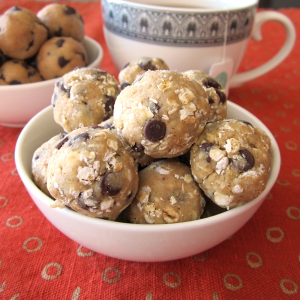 Low-Sugar Dairy-Free Recipes: Oatmeal Cookie Dough Snack Balls