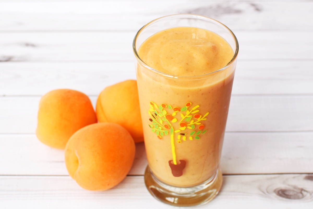 Sweet Summer Spice Apricot Smoothie Recipe - A creamy, healthy, dairy-free and vegan drink!