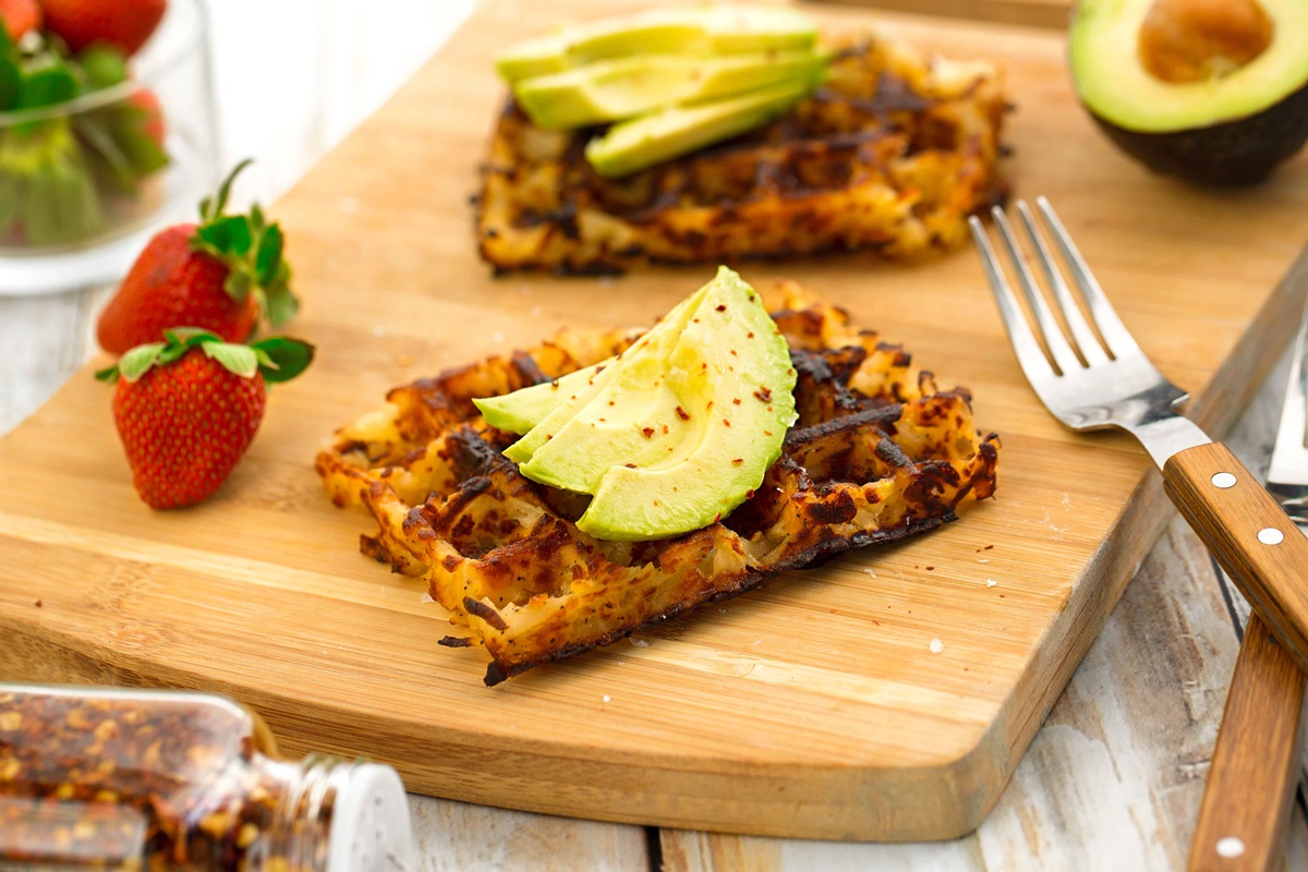 Vegan Hashbrown Waffles Ricetta dal libro di cucina vegetale Real Food, Really Fast di Hannah Kaminsky