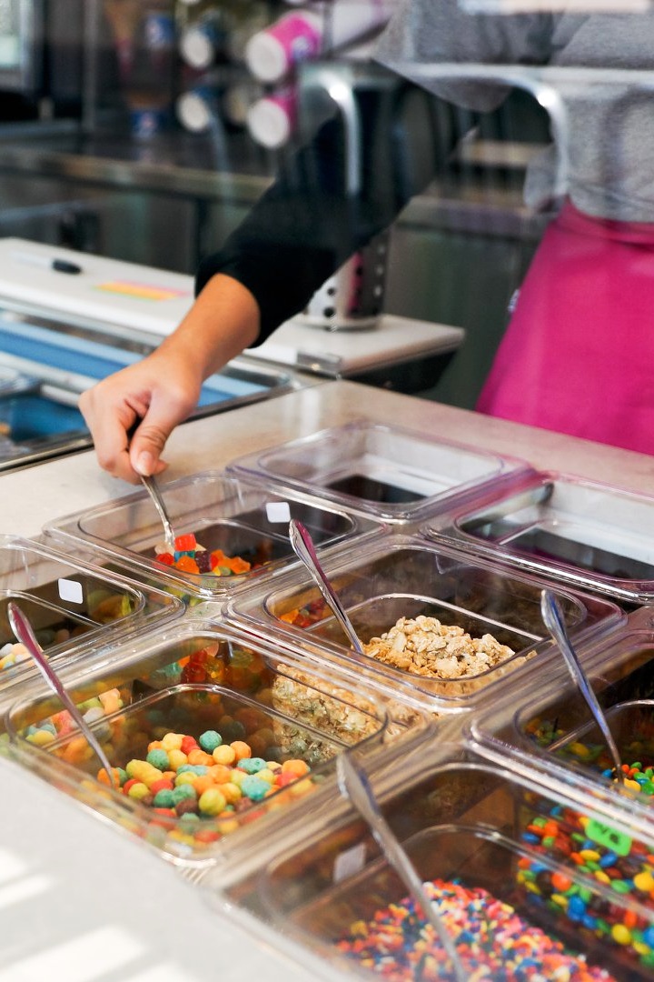 Przewodnik po Baskin-Robbins Dairy-Free Flavors - zawiera kremowe lody wegańskie, rożki i wiele więcej!